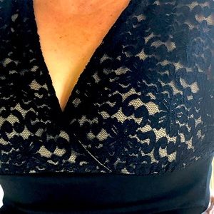 Perfect black cocktail dress. 🍹